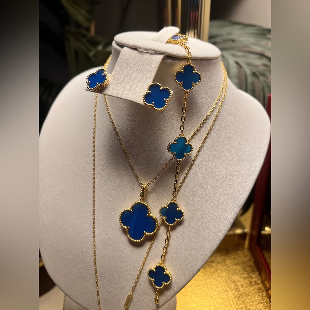 Elegant Blue and Gold Clover Necklace